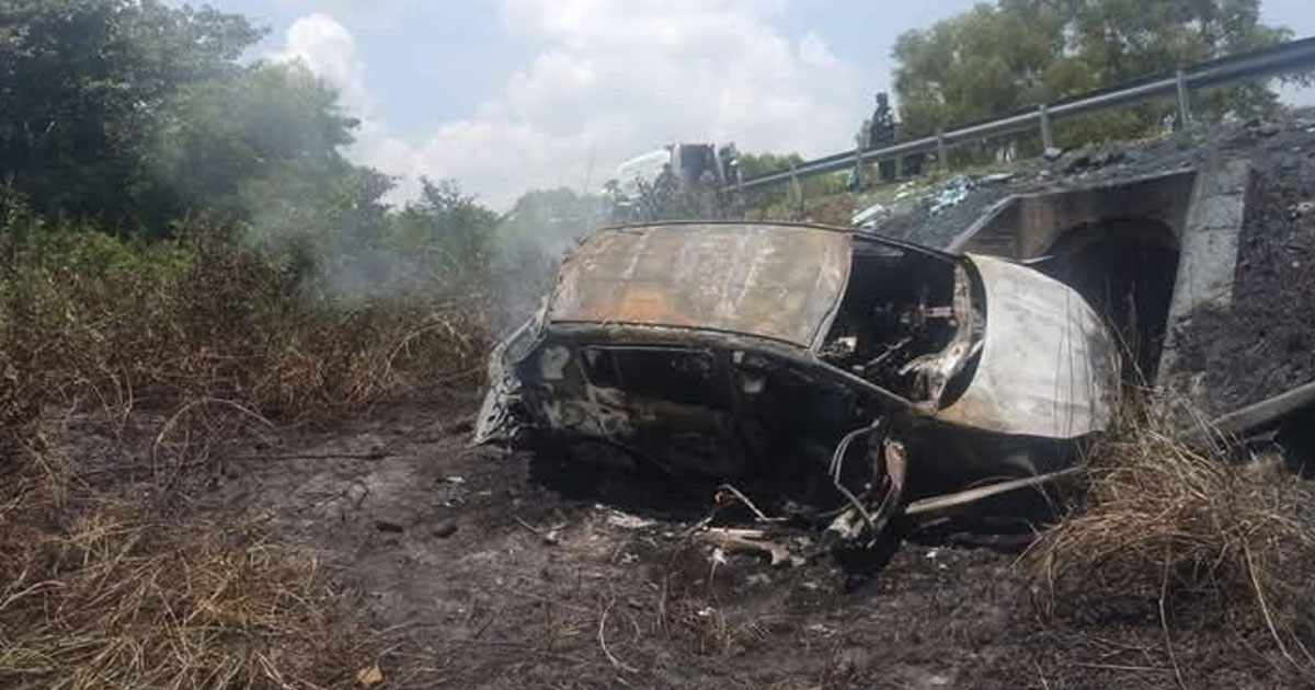 Fémina pierde la vida calcinada tras volcadura Fémina pierde la vida calcinada tras volcadura