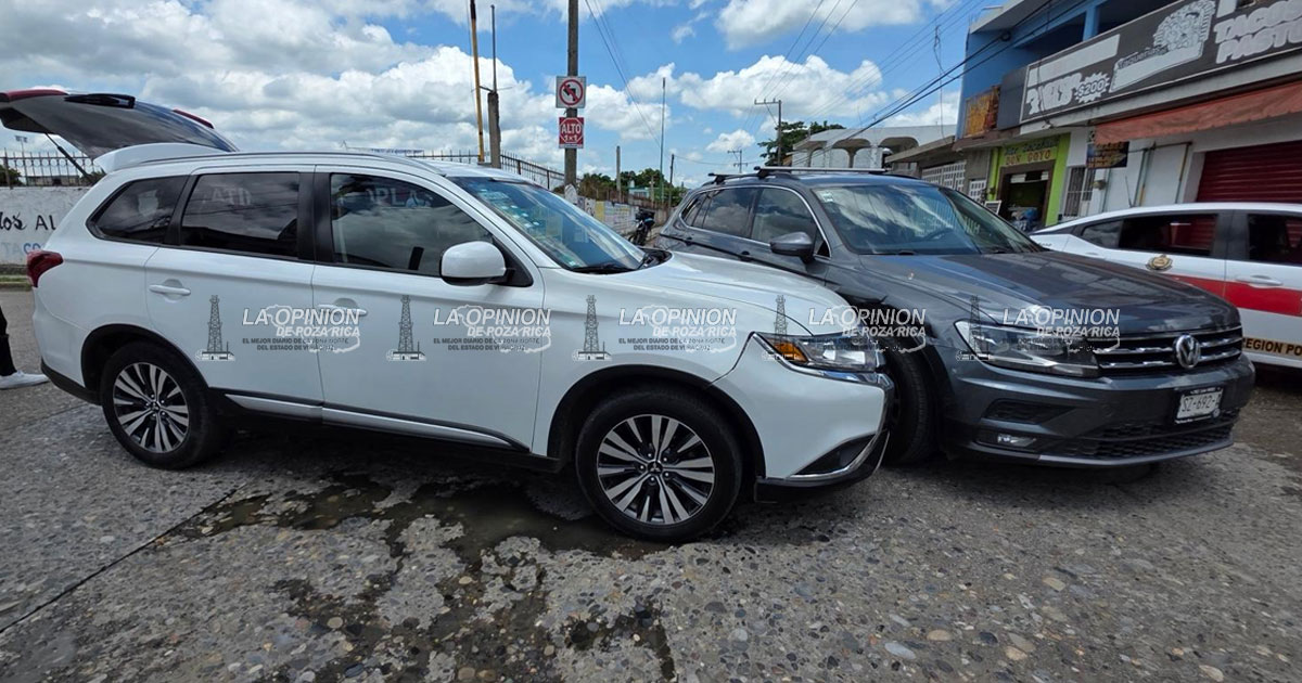 Camionetas se dieron en el cruce Camionetas se dieron en el cruce