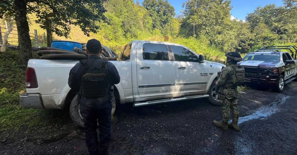 Aseguran camioneta con presunto hidrocarburo en Xicotepec Aseguran camioneta con presunto hidrocarburo en Xicotepec
