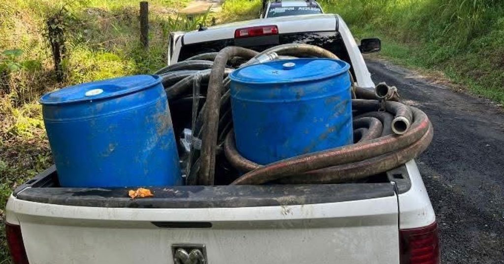 Aseguran camioneta con presunto hidrocarburo en Xicotepec Aseguran camioneta con presunto hidrocarburo en Xicotepec