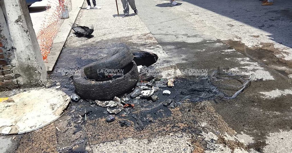 ¡Vándalos incendian neumáticos! ¡Vándalos incendian neumáticos!