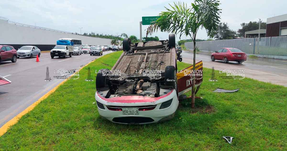Vuelca taxi en Playa Linda Vuelca taxi en Playa Linda