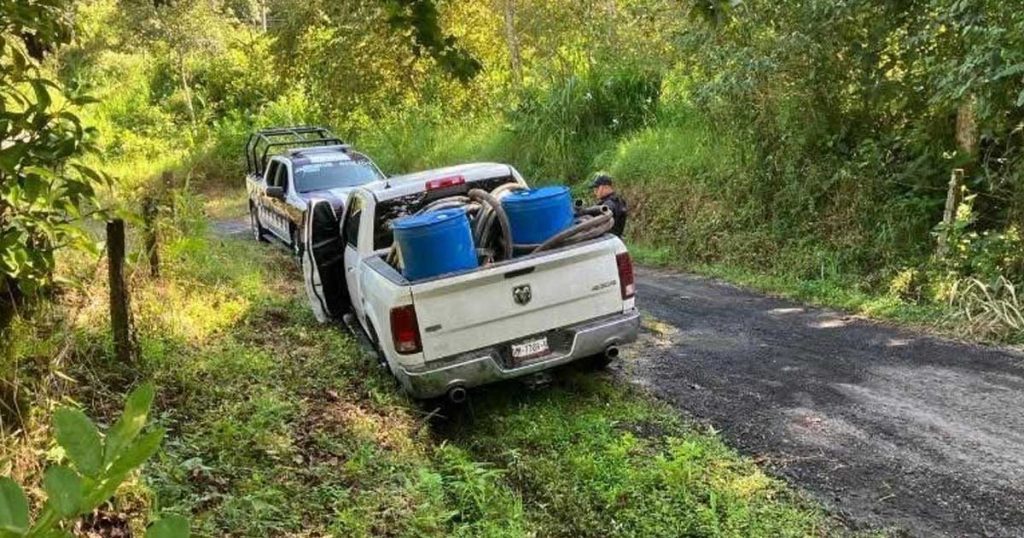 Aseguran camioneta con presunto hidrocarburo en Xicotepec Aseguran camioneta con presunto hidrocarburo en Xicotepec