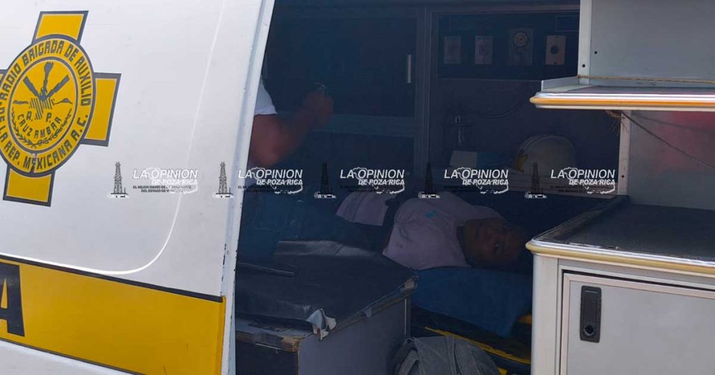 Moto arrolla a mujer sobre el bulevar Independencia CONTENIDO
Acuerdo voluntario entre gobierno
federal y los gasolineros del país
concluye en este mes de agosto;
se espera el informe oficial
CABEZA
Expectación sobre precio de la gasolina Magna (verde) de 24 pesos
POR ROBERTO AGUILAR TOLENTINO
Poza Rica, Ver.- A finales de este mes de agosto, concluirá el convenio signado entre el gobierno federal y decenas de empresas gasolineras del país, para mantener el precio de la gasolina Magna en 24 pesos el litro, para posteriormente ser evaluado y pueda ser sujeto a algún cambio, según reporte de la Secretaría de Energía (Sener).
En la petrolera ciudad de Poza Rica, ese precio se ha mantenido aunque autoridades de PROFECO insisten en que, si alguna empresa le sube el precio, se debe presentar la denuncia correspondiente, por violar el acuerdo.
Actualmente, el precio del litro de Diésel es de 26.42, 26.59, 26.63 y 27.04 hasta 27.14 pesos, superando al precio de la gasolina Premium y de la Magna y dependiendo del establecimiento.
El precio por litro de la gasolina Premium (roja) anda entre los 25.67, 25.75, 25.89 y 26.09 pesos, en tanto, la Magnum (verde) el precio da algunas sorpresas porque algunas gasolineras la ofrecen en 23.20, 23.80, 23.98 y 23.99 pesos.
De acuerdo con la Secretaría de Energía, estos precios son reportados por los permisionarios en línea, de conformidad con la obligación establecida en el Acuerdo Núm. A/041/2018 de la Comisión Reguladora de energía (CRE).
La firma del convenio fue el 27 de febrero de 2025 y sería por seis meses, es decir; este mes de agosto, se determinará si el precio se sostiene o si tendrá alguna variación.