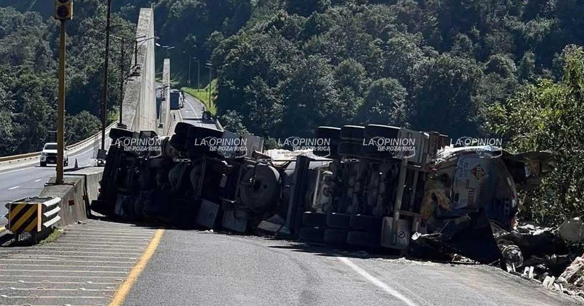 Tractocamión con Tanque Cisterna vuelca en Autopista México-Tuxpan Tractocamión con Tanque Cisterna vuelca en Autopista México-Tuxpan