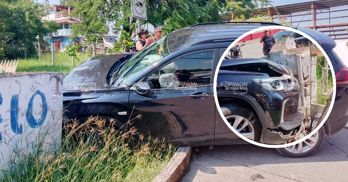 Camioneta se estrelló en una barda Camioneta se estrelló en una barda