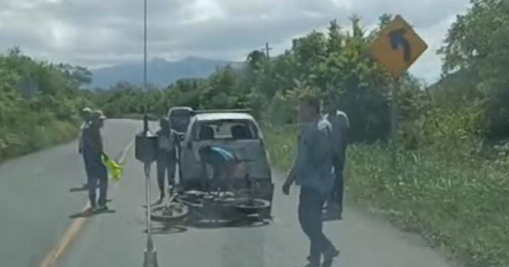 Motociclista choca por alcance en un automóvil Motociclista choca por alcance en un automóvil