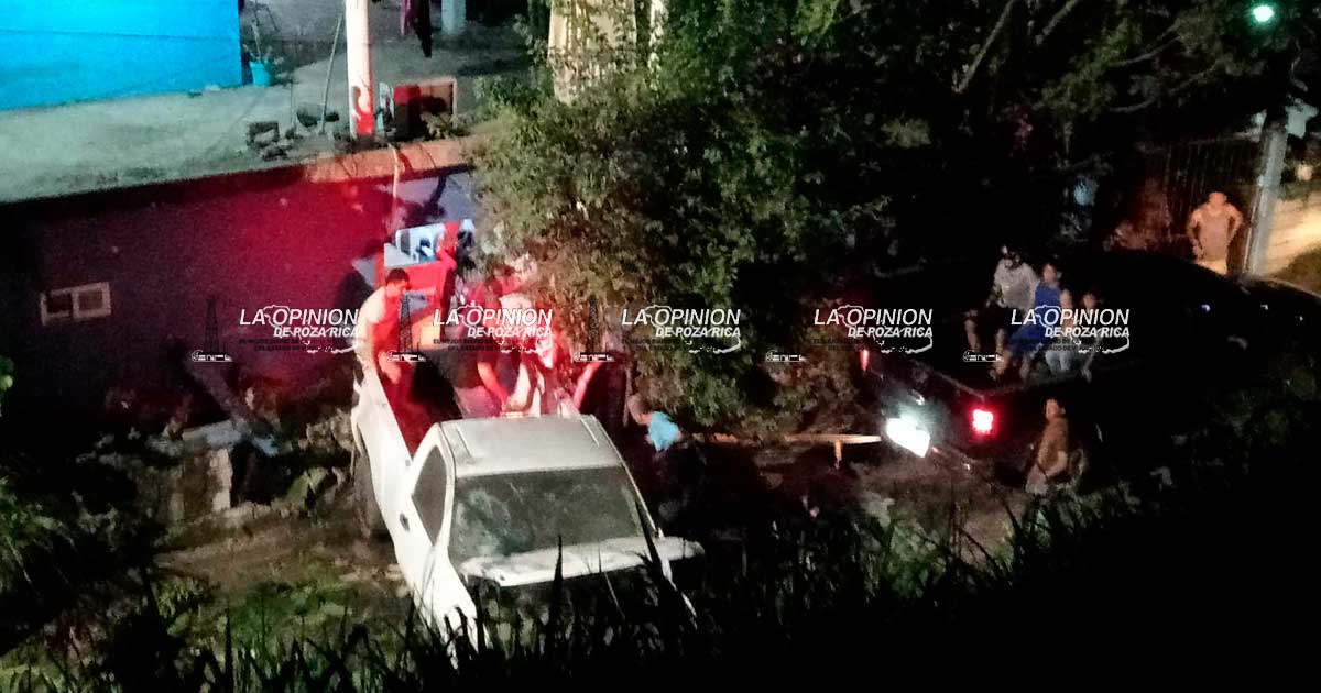 "Vuela" desde la carretera y casi cae sobre una casa