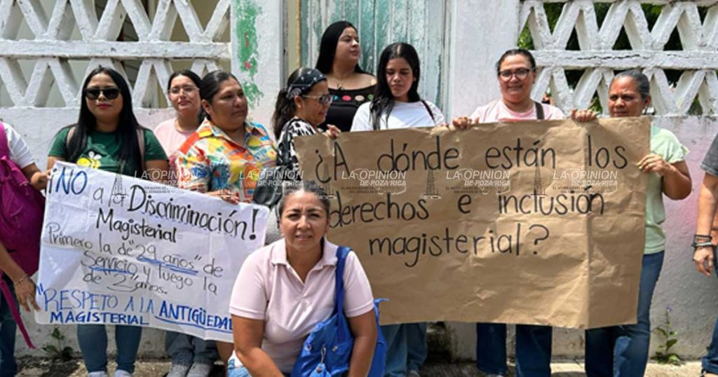 Se manifiestan docentes de Tlacotalpan por favoritismos y dedazos en la SEV Se manifiestan docentes de Tlacotalpan por favoritismos y dedazos en la SEV