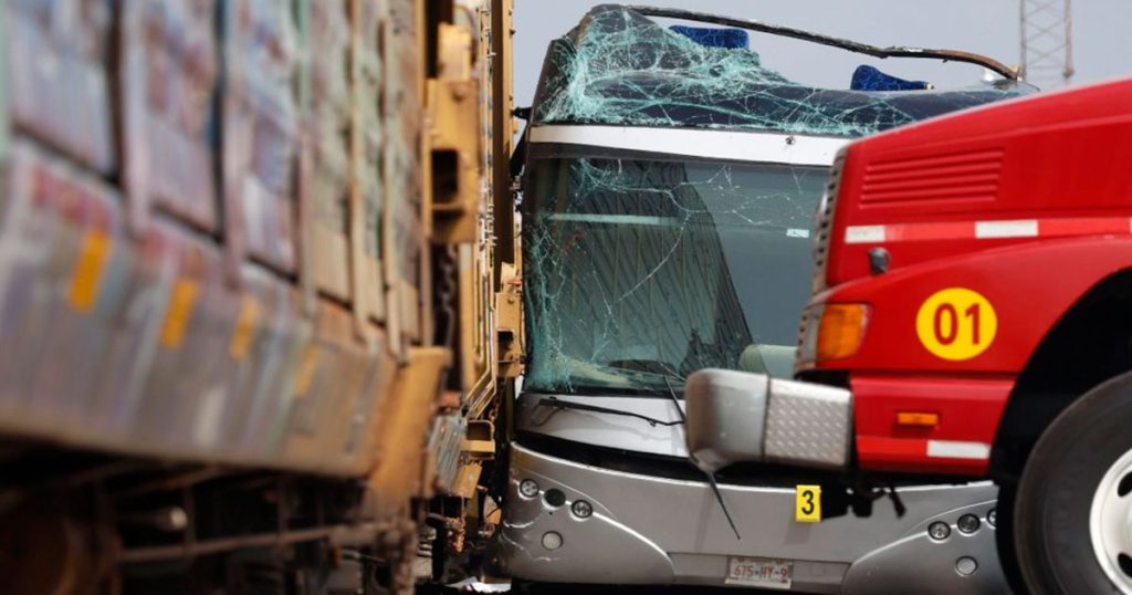 Tren embiste a autobús en EDOMEX; 10 muertos y 47 heridos Tren embiste a autobús en EDOMEX; 10 muertos y 47 heridos
