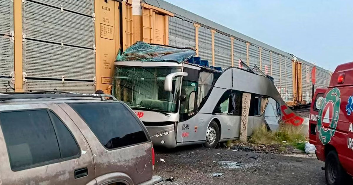 Tren embiste a autobús en EDOMEX; 10 muertos y 47 heridos