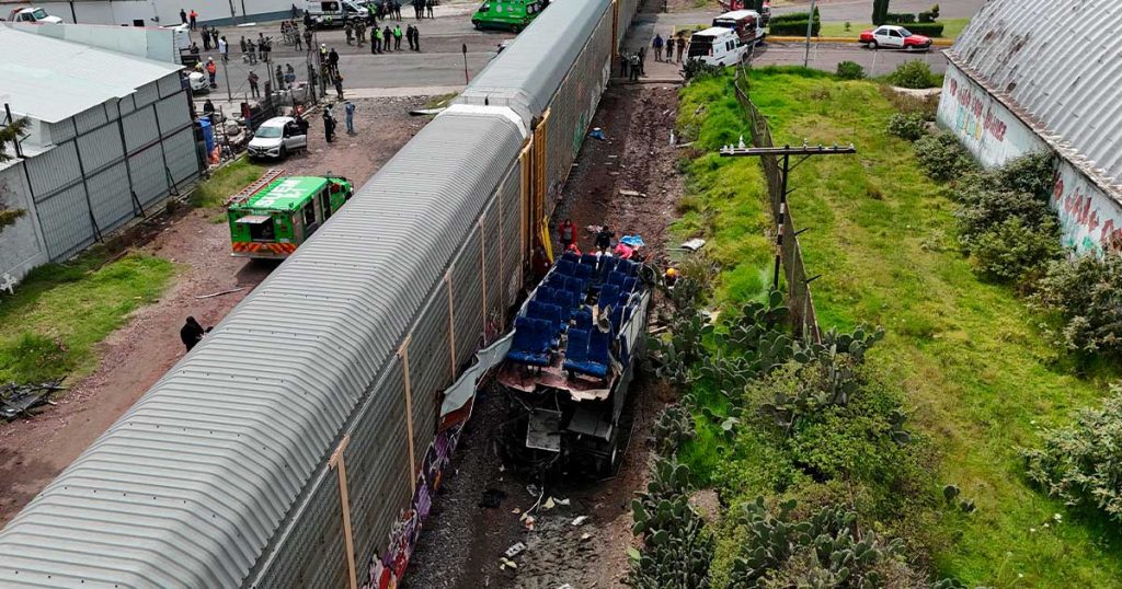 Tren embiste a autobús en EDOMEX; 10 muertos y 47 heridos Tren embiste a autobús en EDOMEX; 10 muertos y 47 heridos
