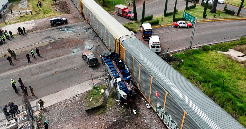 Tren embiste a autobús en EDOMEX; 10 muertos y 47 heridos Tren embiste a autobús en EDOMEX; 10 muertos y 47 heridos