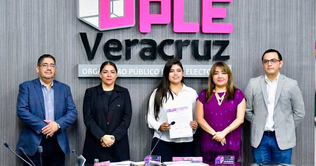 Adanely recibe constancia de mayoría Adanely recibe constancia de mayoría