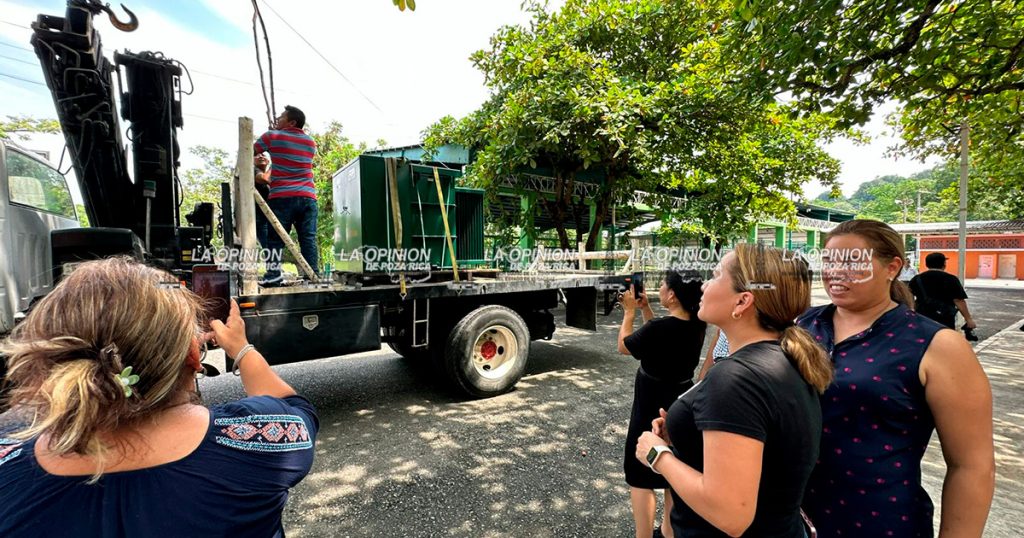 Adanely Rodríguez entrega apoyo a Escuela Primaria María Enriqueta Adanely Rodríguez entrega apoyo a Escuela Primaria María Enriqueta