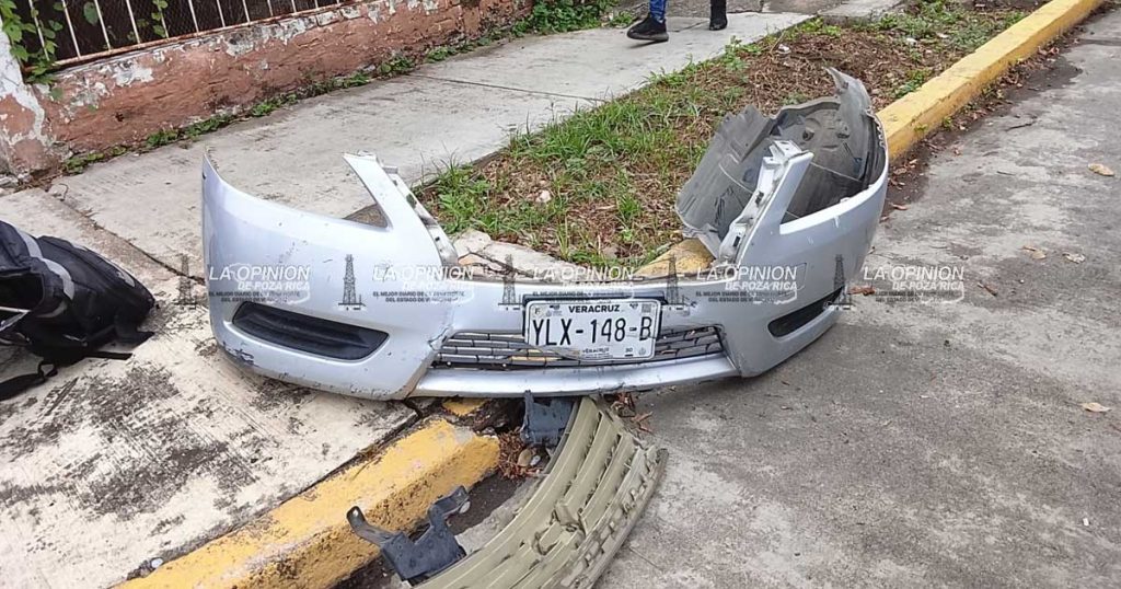 Camioneta choca 2 vehículos y huye Camioneta choca 2 vehículos y huye