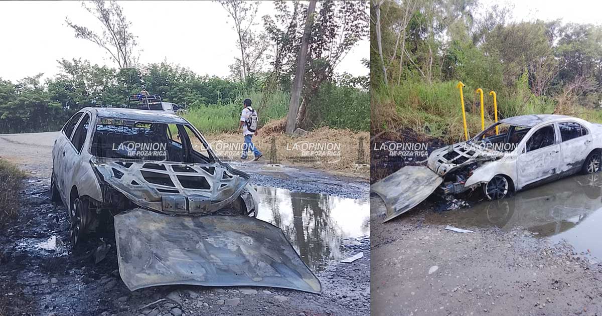 Auto consumido por incendio en carretera Auto consumido por incendio en carretera