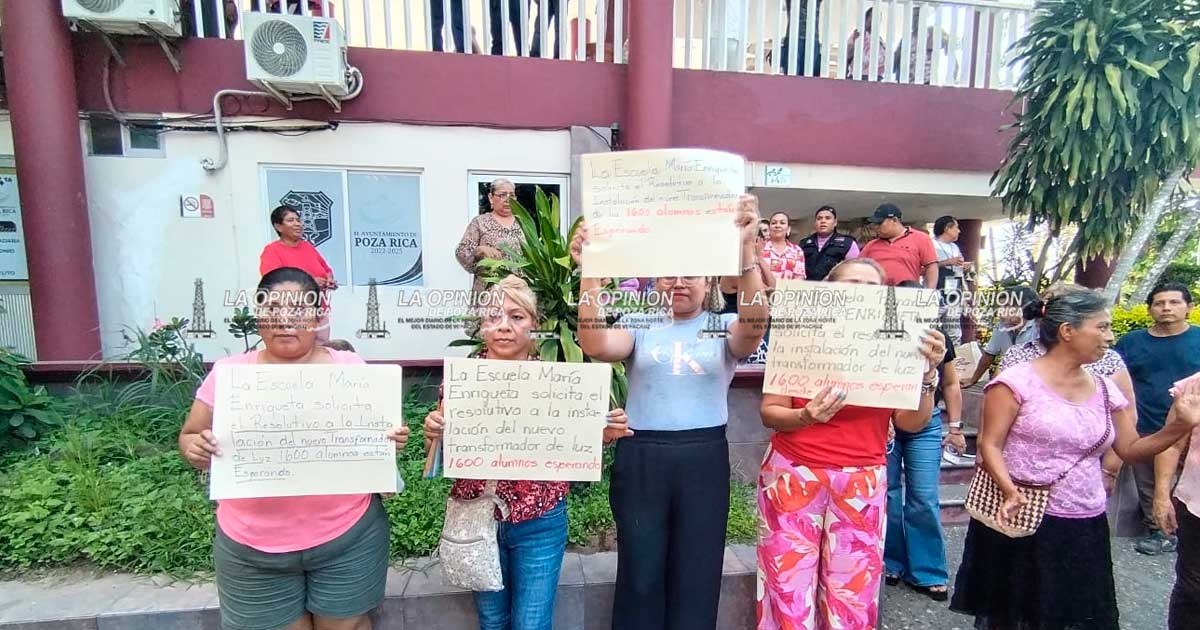 Se manifiestan maestros de la María Enriqueta por falta de transformador