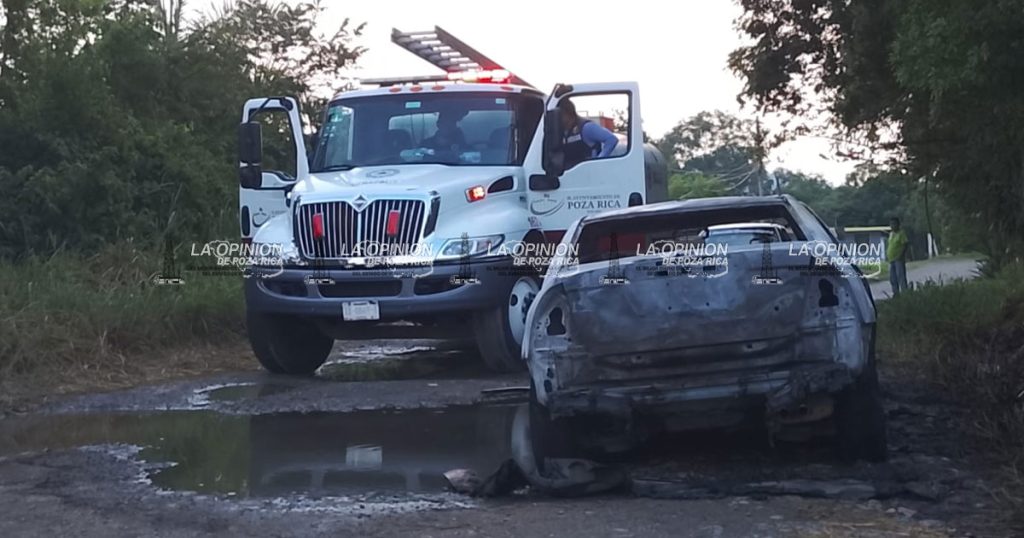 Auto consumido por incendio en carretera Auto consumido por incendio en carretera