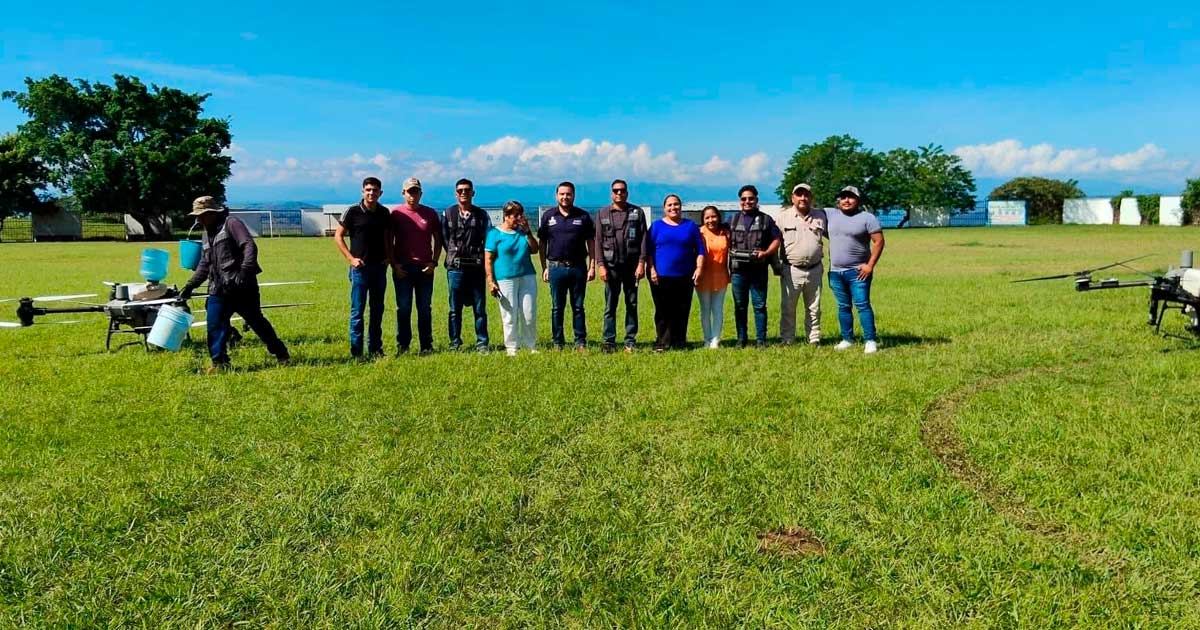 Fumigación en Lázaro Cárdenas con drones para prevenir el dengue Fumigación en Lázaro Cárdenas con drones para prevenir el dengue