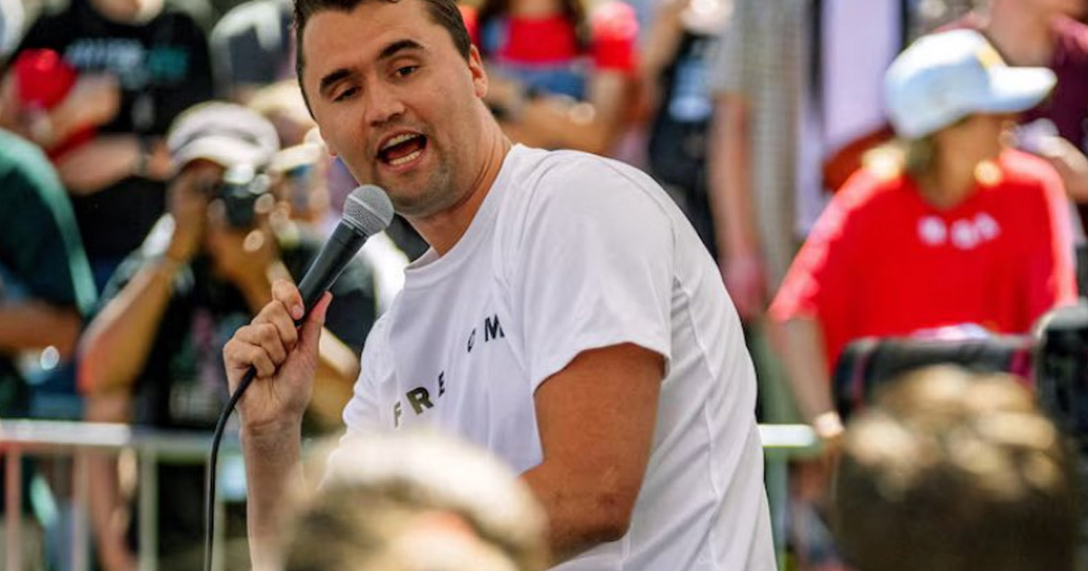 Atentan contra el activista Charlie Kirk durante conferencia