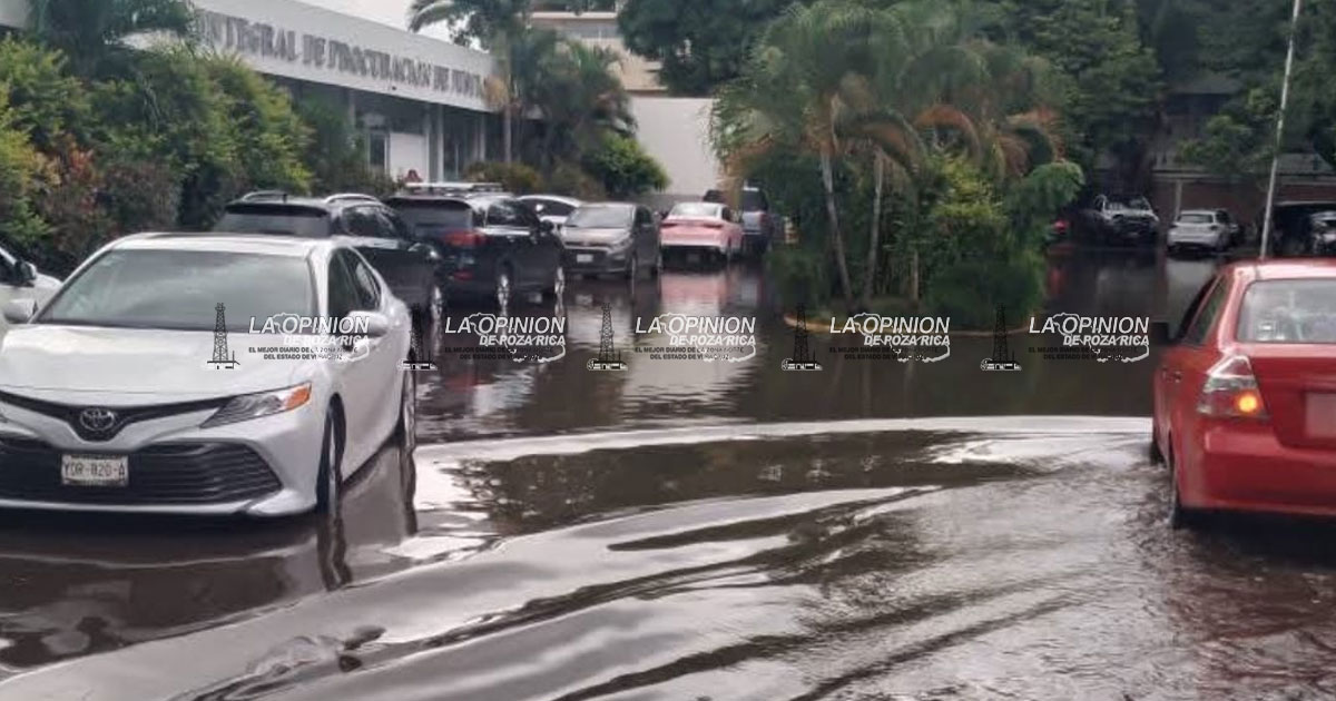 Inundado el patio de la Unidad Integral de Procuración de Justicia Inundado el patio de la Unidad Integral de Procuración de Justicia