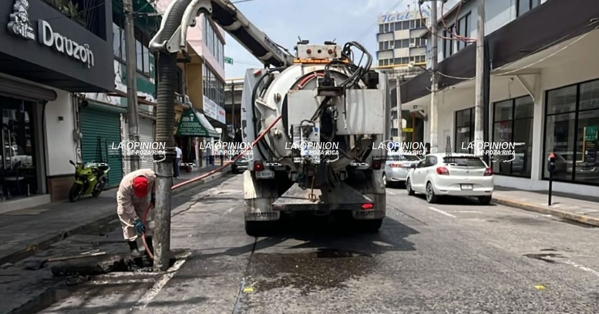 Desazolvan los drenajes en el primer cuadro de la ciudad Desazolvan los drenajes en el primer cuadro de la ciudad
