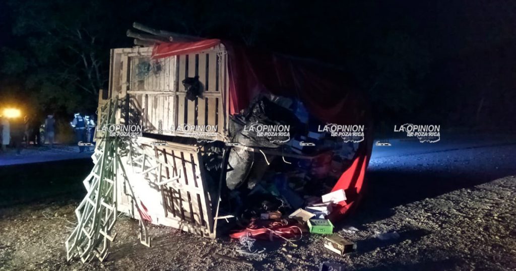 ¡Choque de camionetas y aparatosa volcadura! ¡Choque de camionetas y aparatosa volcadura!