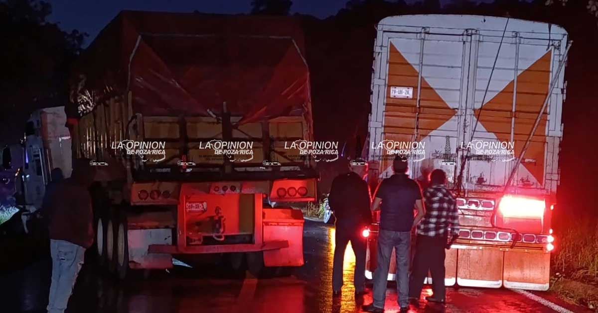 Choque entre dos tractocamiones en la México-Tuxpan Choque entre dos tractocamiones en la México-Tuxpan