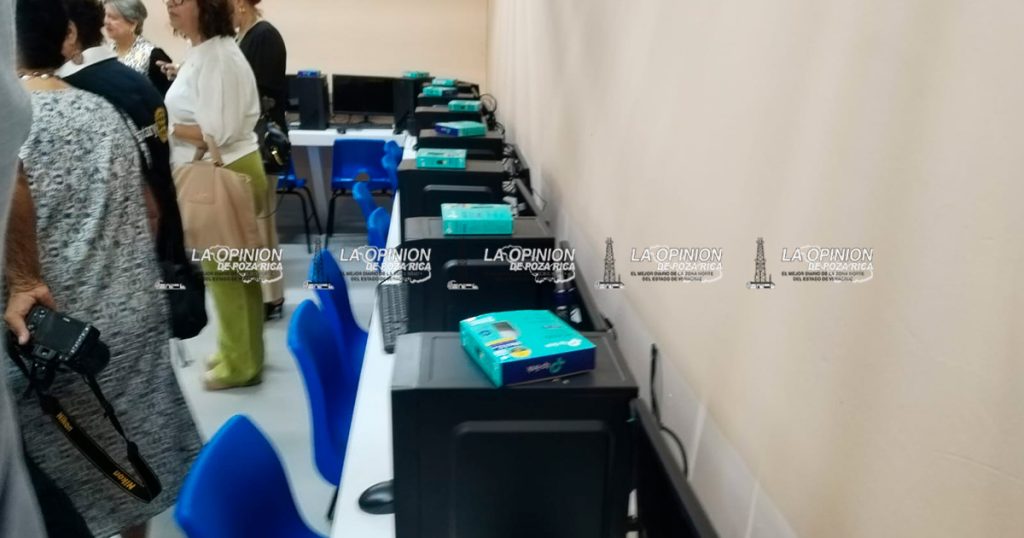 Dota Club Rotario Poza Rica equipo de cómputo a la primaria María Enriqueta Dota Club Rotario Poza Rica equipo de cómputo a la primaria María Enriqueta