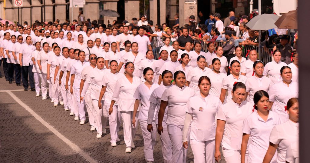 Desfilan por 215 años del inicio de la Independencia Desfilan por 215 años del inicio de la Independencia
