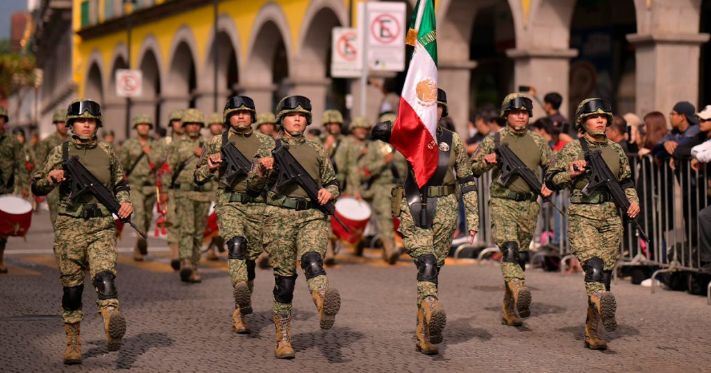 Desfilan por 215 años del inicio de la Independencia Desfilan por 215 años del inicio de la Independencia