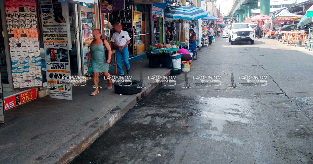 Colapsan drenajes en primer cuadro de la ciudad y contaminan Colapsan drenajes en primer cuadro de la ciudad y contaminan
