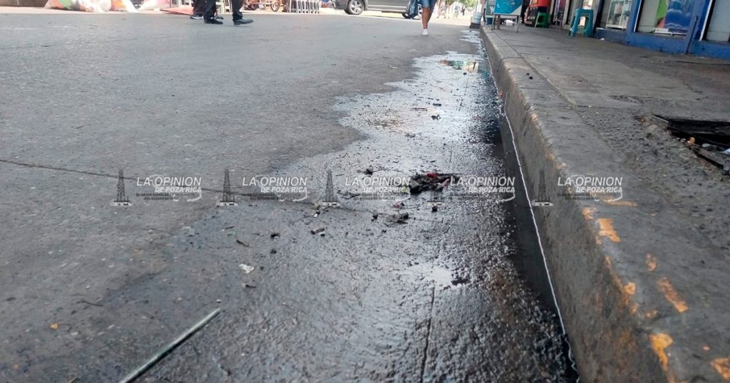 Colapsan drenajes en primer cuadro de la ciudad y contaminan Colapsan drenajes en primer cuadro de la ciudad y contaminan