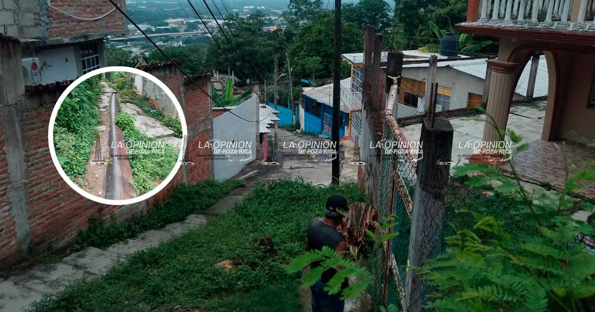 Fuga de agua en línea de conducción de CAEV en la Laredo Fuga de agua en línea de conducción de CAEV en la Laredo
