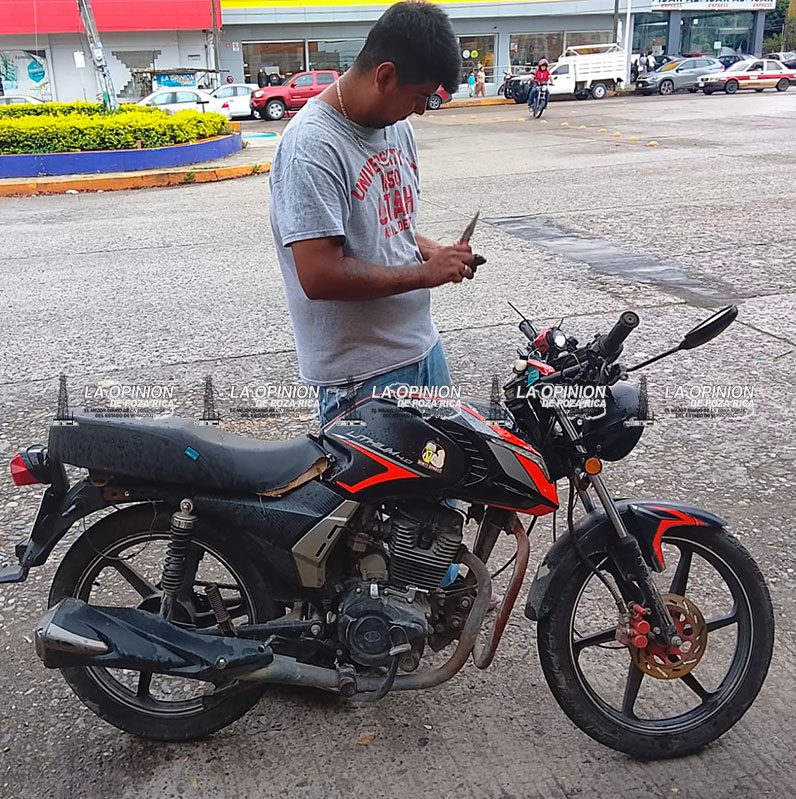¡Motociclista rebota con vehículo!