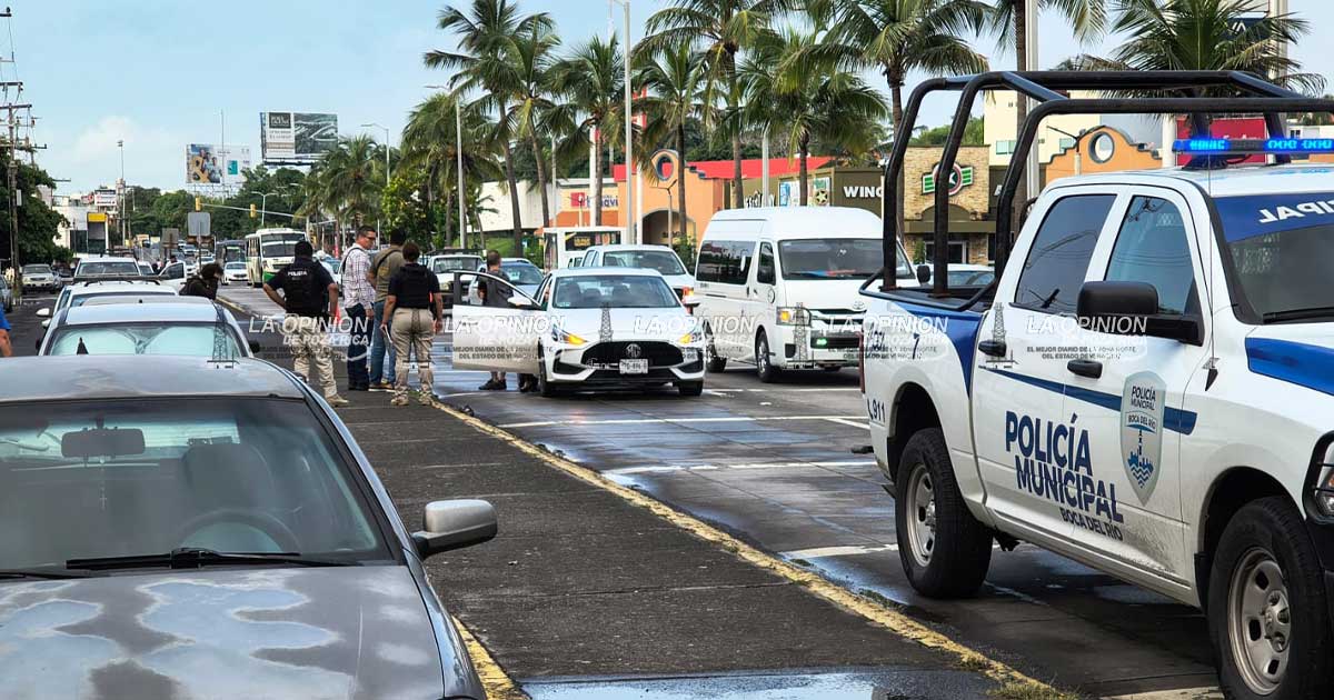 Le da un infarto mientras conducía frente a Tránsito