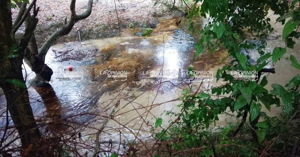 Derrame de aceite los deja sin agua