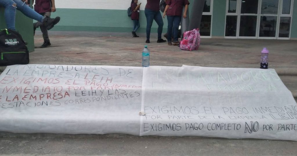 Se manifiestan por falta de pagos de sus quincenas