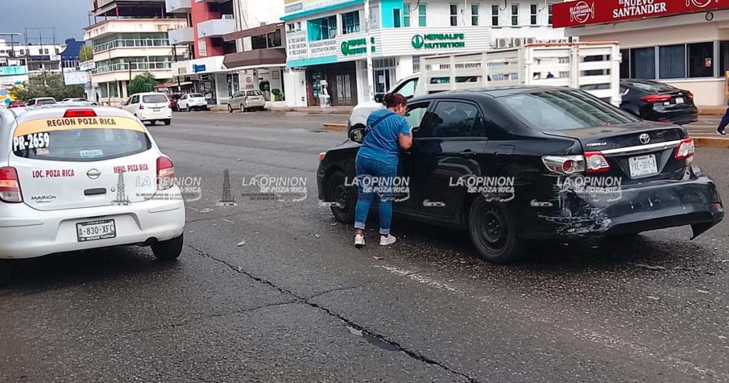 Choca taxi por imprudente Choca taxi por imprudente