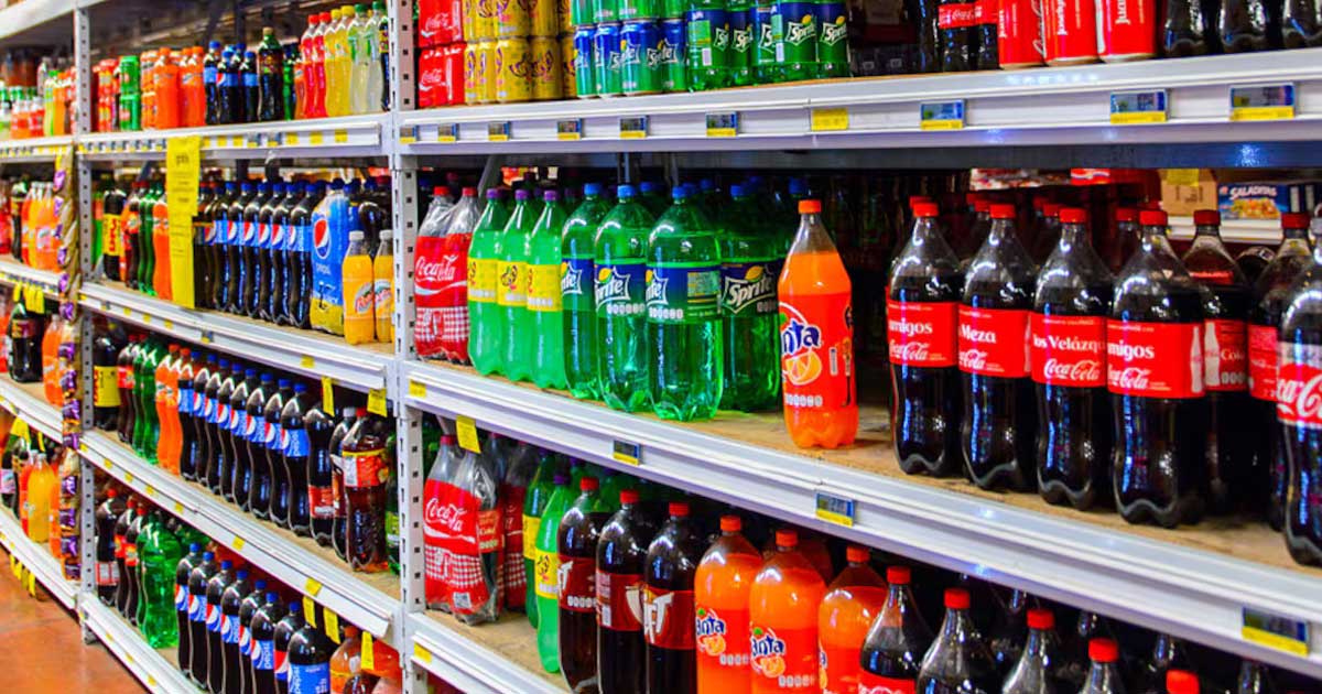 Gobierno sube impuestos a refrescos: costarán más en 2026