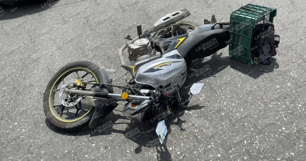 Mala maniobra ocasiona; Moto vs Taxi Mala maniobra ocasiona; Moto vs Taxi