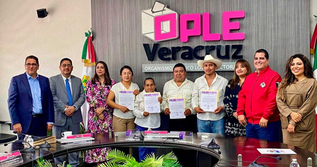 José Luis Ponce recibe constancia como alcalde electo de Chontla José Luis Ponce recibe constancia como alcalde electo de Chontla