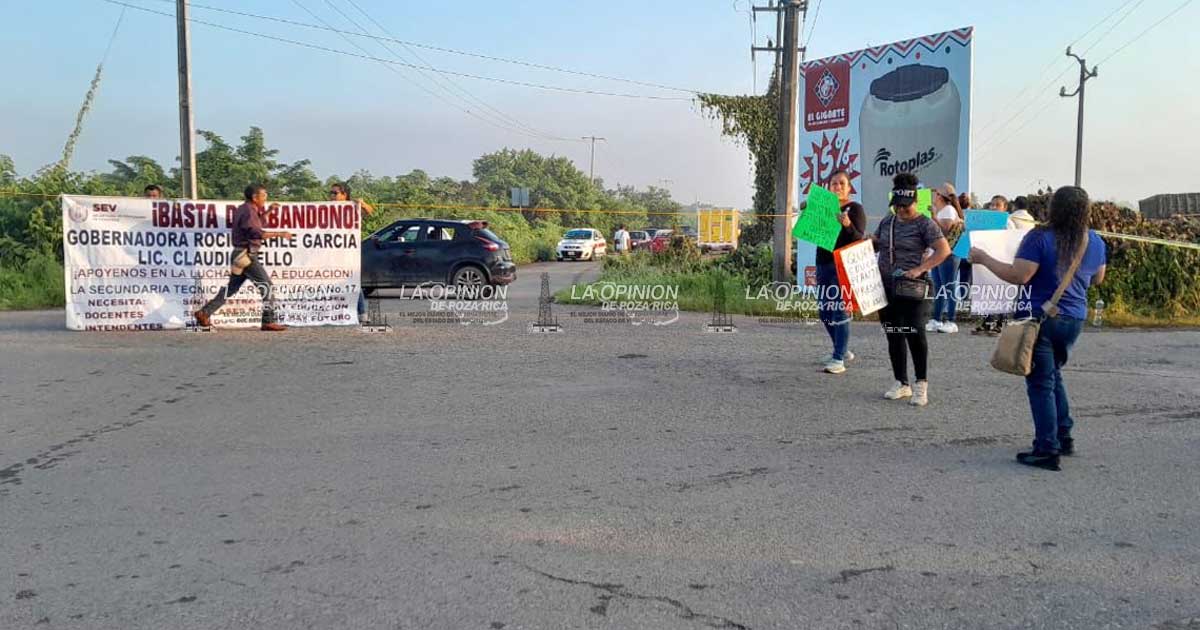 Padres de familia bloquean carretera, exigen docente Padres de familia bloquean carretera, exigen docente