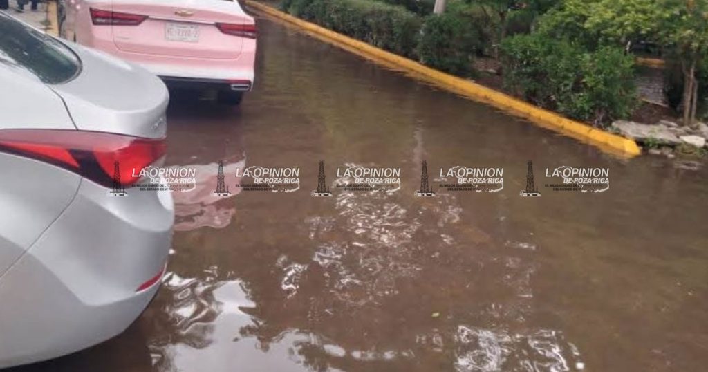 Inundado el patio de la Unidad Integral de Procuración de Justicia Inundado el patio de la Unidad Integral de Procuración de Justicia