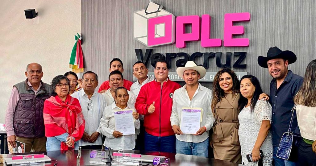 José Luis Ponce recibe constancia como alcalde electo de Chontla José Luis Ponce recibe constancia como alcalde electo de Chontla