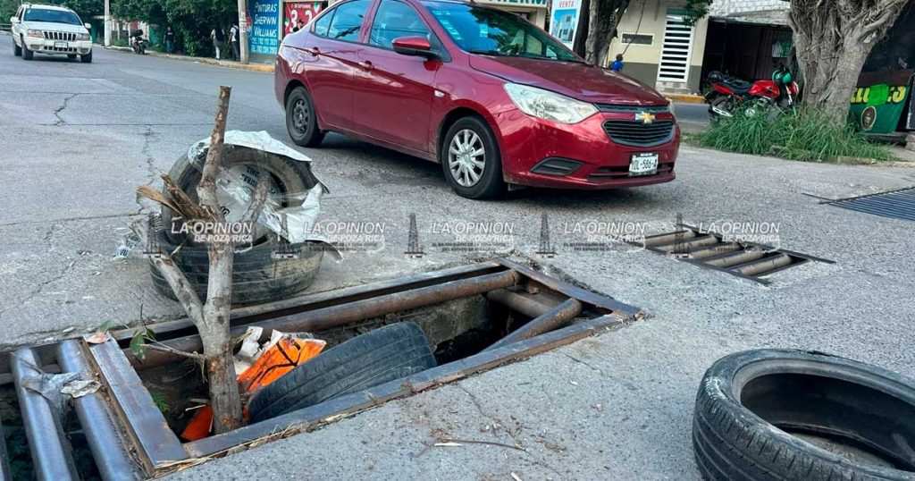Alcantarilla invade calle Venustiano Carranza, en riesgo automovilistas y peatones Alcantarilla invade calle Venustiano Carranza, en riesgo automovilistas y peatones