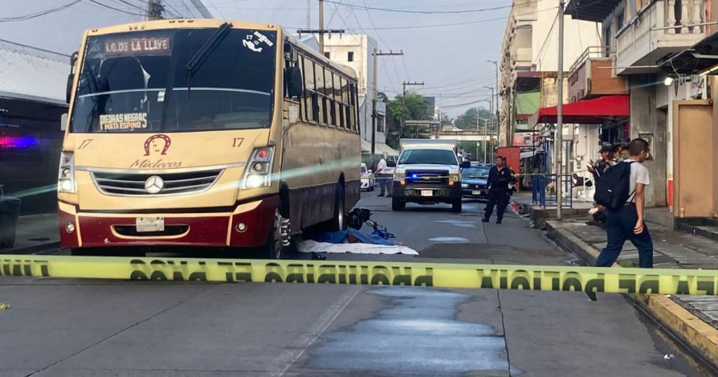 Muere tras chocar contra camión Muere tras chocar contra camión