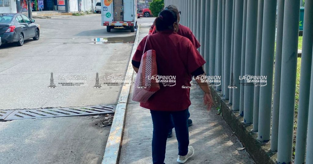 Endurecen protesta empleados de limpieza contra IMSS-Bienestar