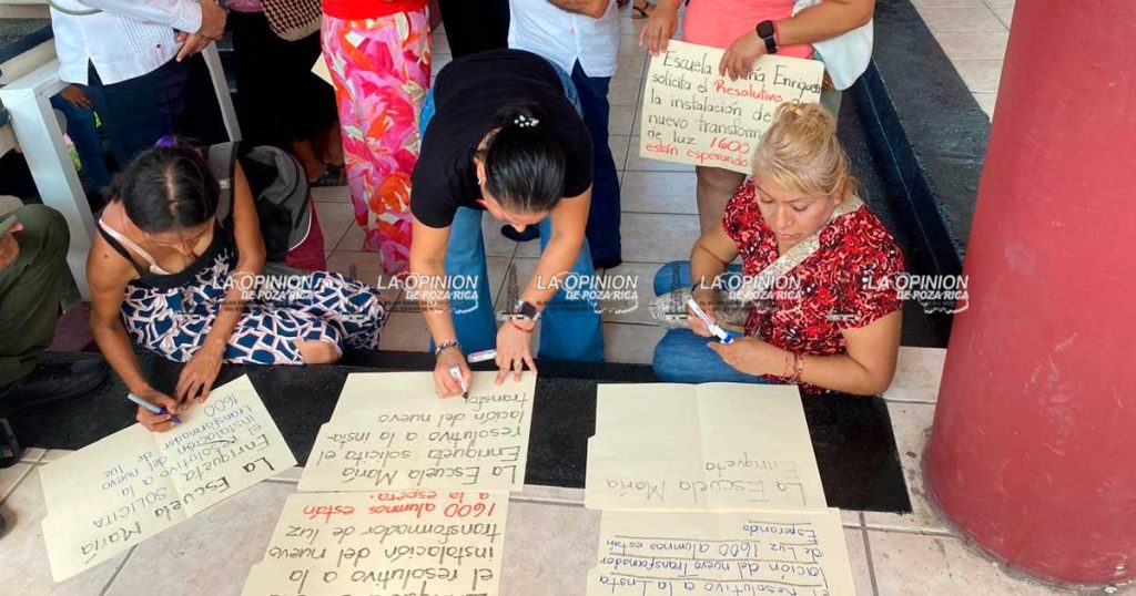 Se manifiestan maestros de la María Enriqueta por falta de transformador